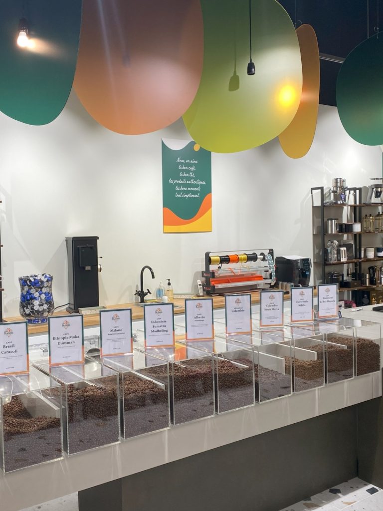 Comptoir de cafés en grains et distributeurs à la boutique Les 3 Blasons