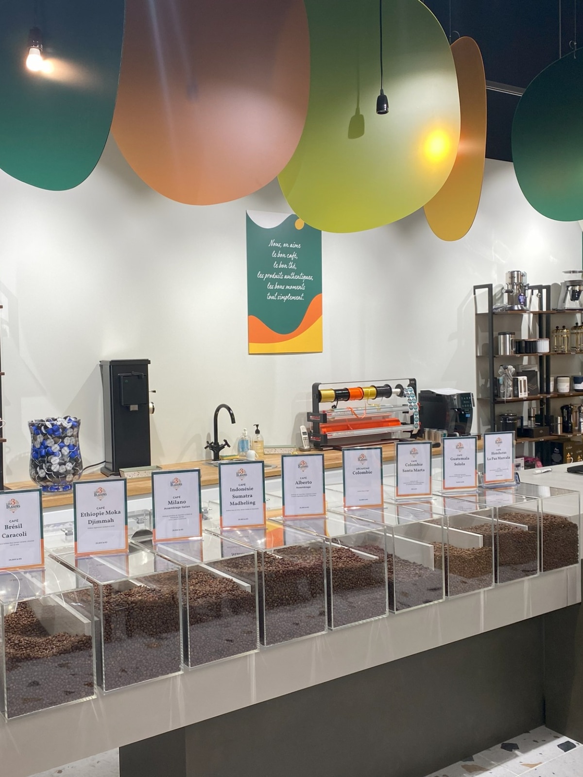 Comptoir de cafés en grains et distributeurs à la boutique Les 3 Blasons