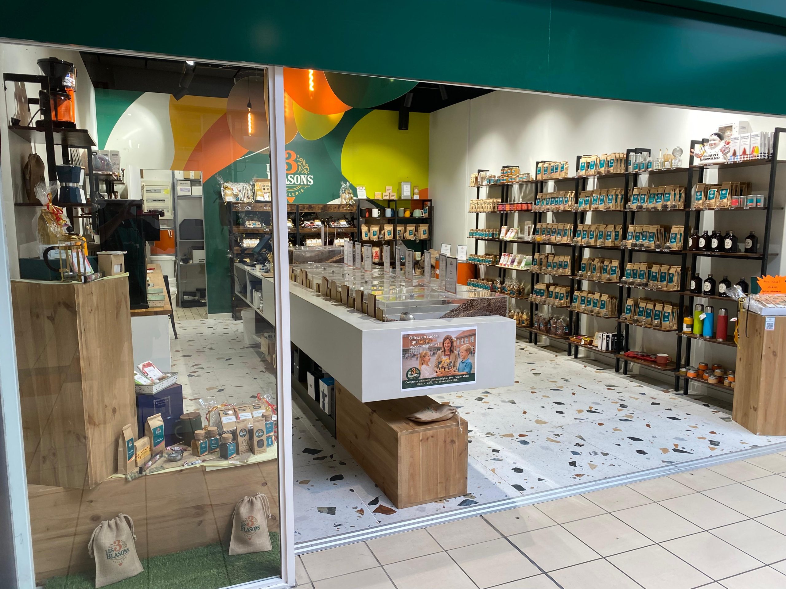 Le rayon des thés et infusions en vrac de la boutique Les 3 Blasons, au centre commercial Lens 2