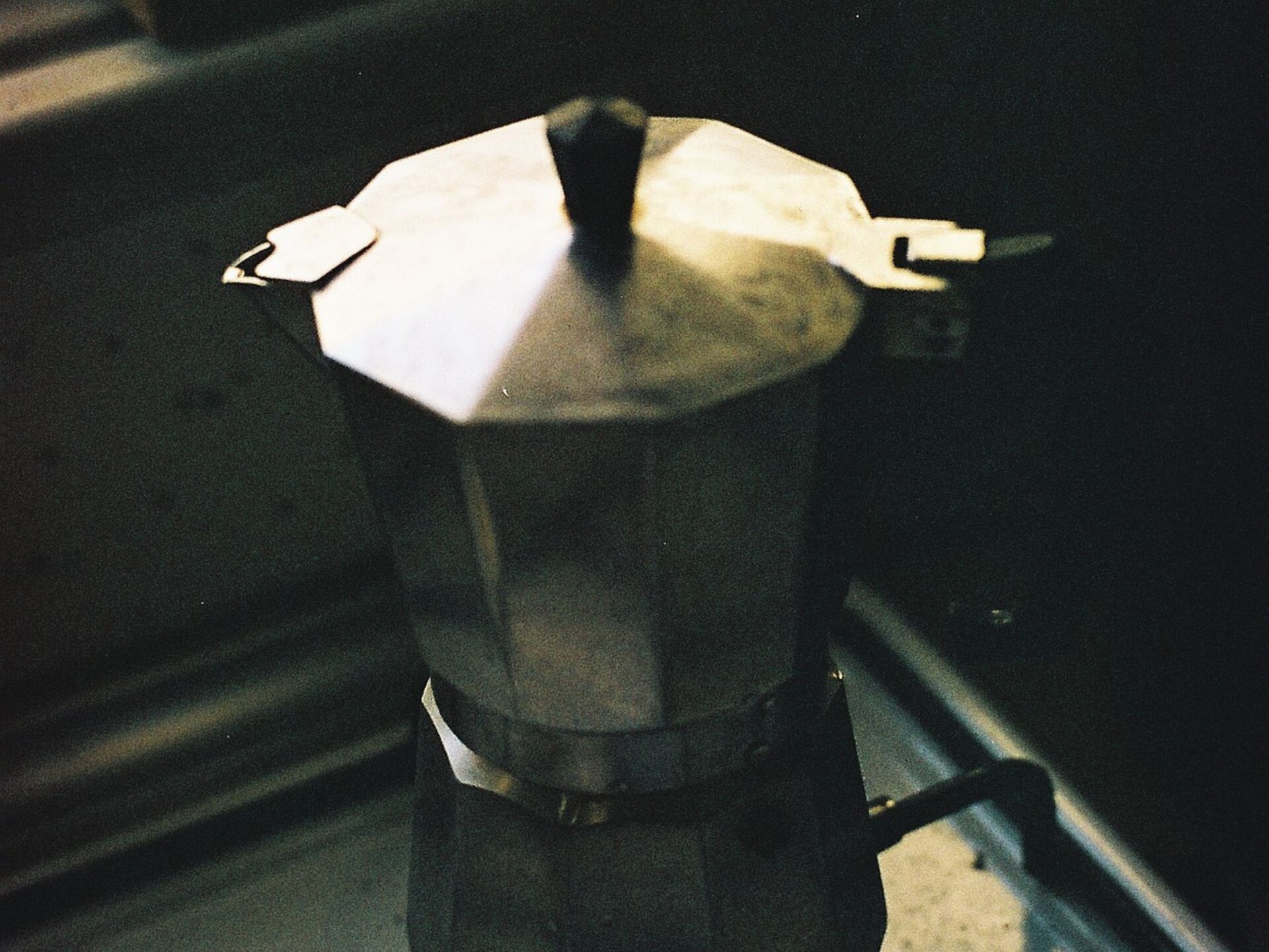 Cafetière italienne posée sur le feu dans une cuisine, café en préparation