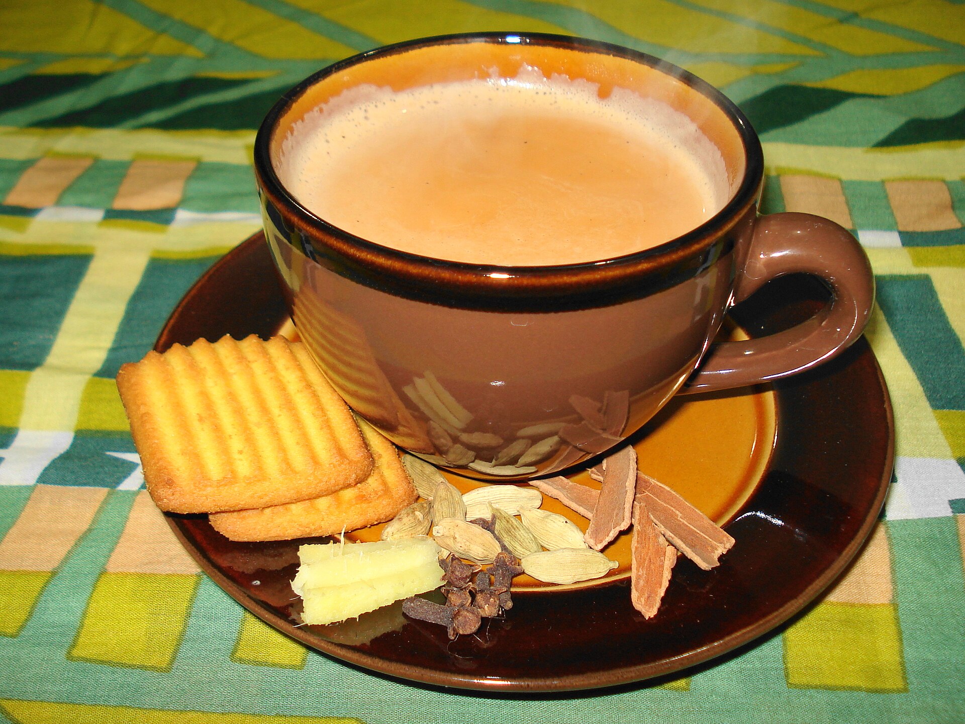 Tasse de chai au lait épicé, servie avec des biscuits