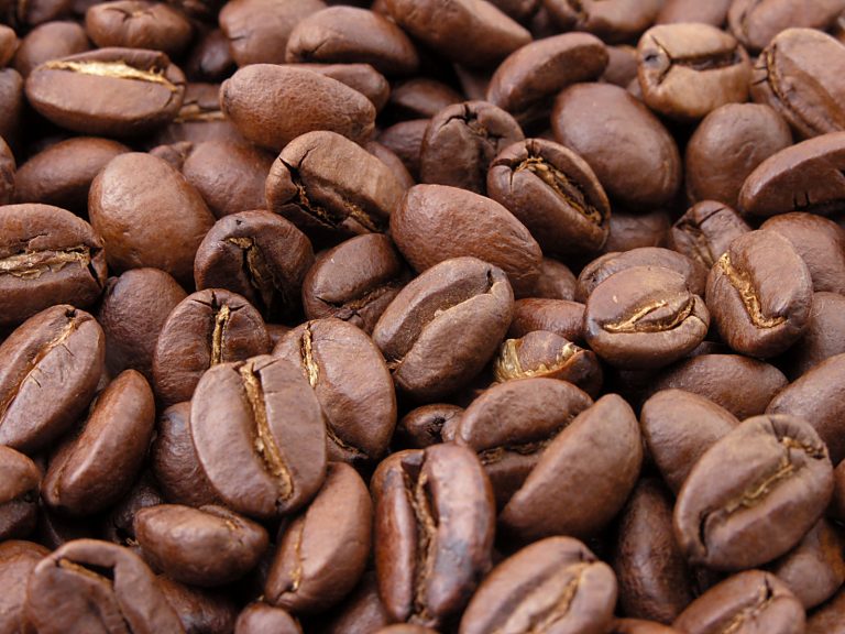 Grains de café torréfiés, en gros plan