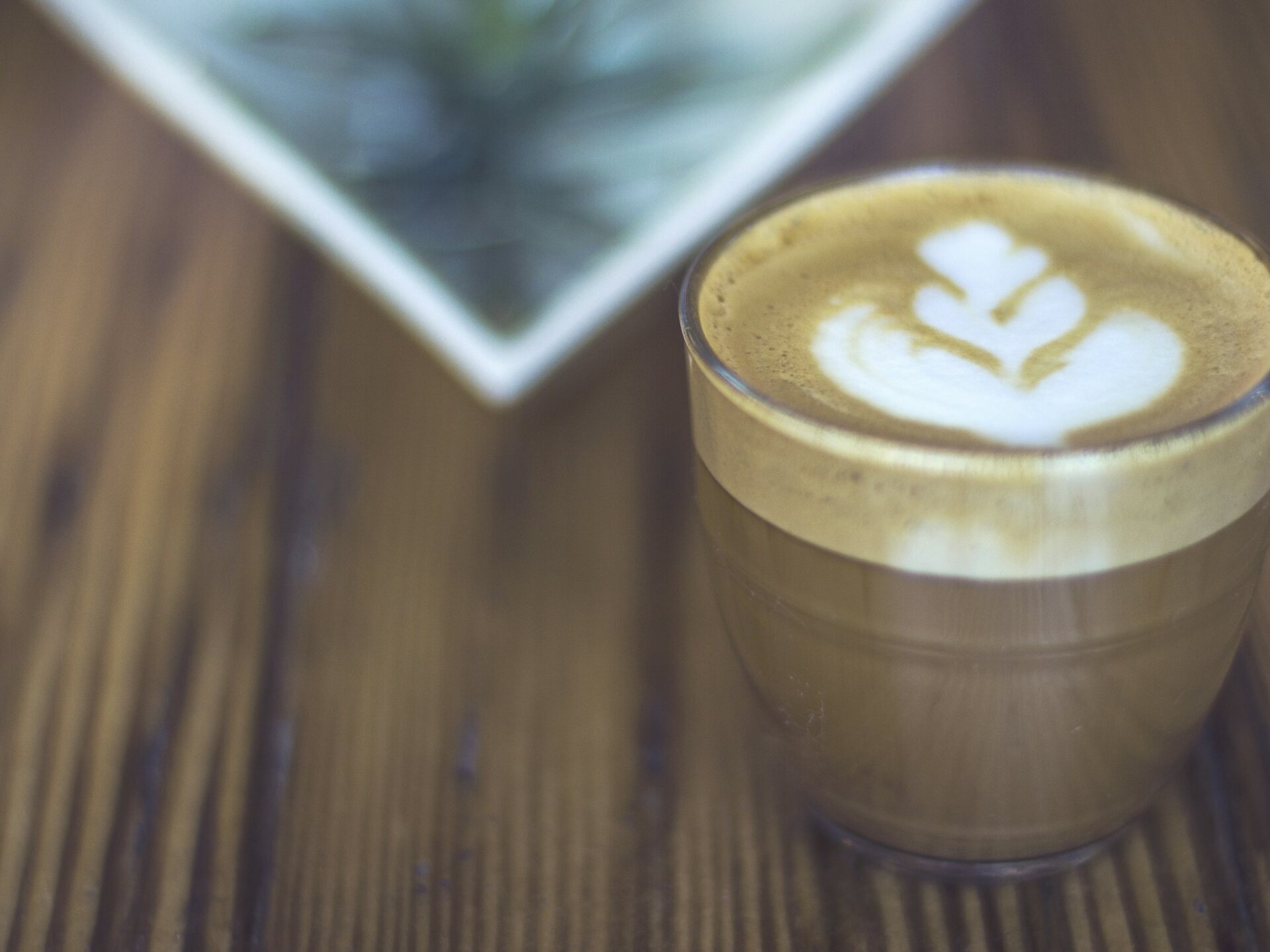 Latte dans un verre, avec un dessin dans la mousse de lait