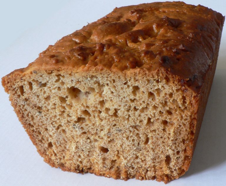 Pain d'épices maison tranché, à la mie dense et dorée