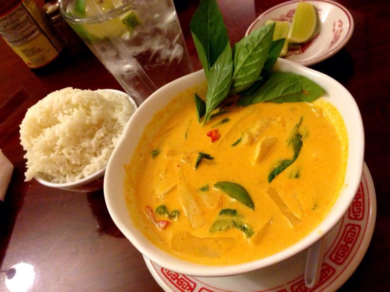Bol de curry de poulet au lait de coco, garni de coriandre fraîche