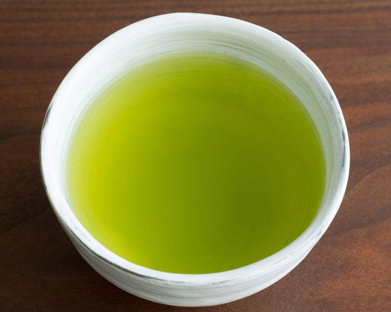 Tasse de thé vert sencha infusé, à la liqueur vert clair