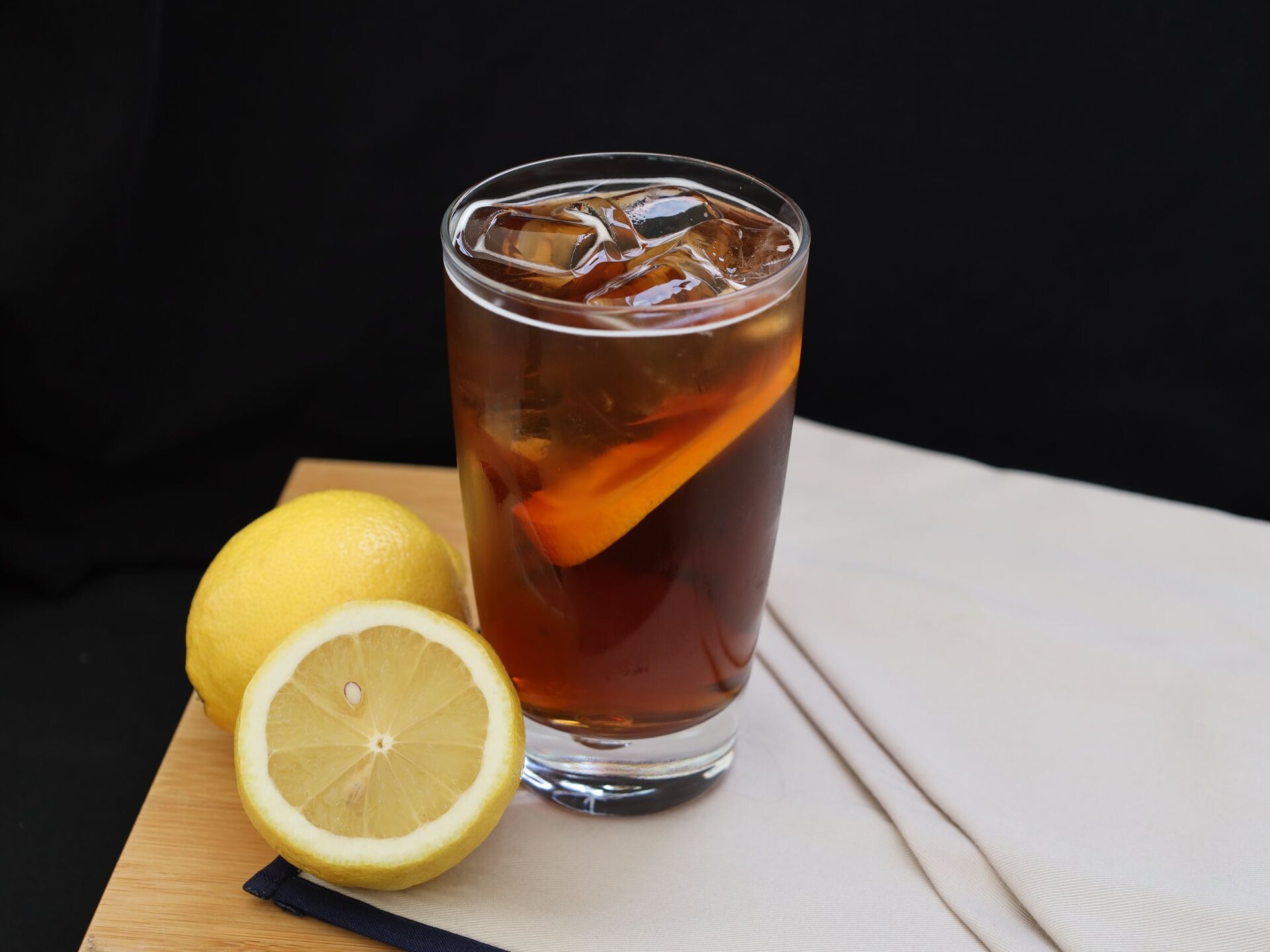 Thé glacé maison avec glaçons et rondelles de citron